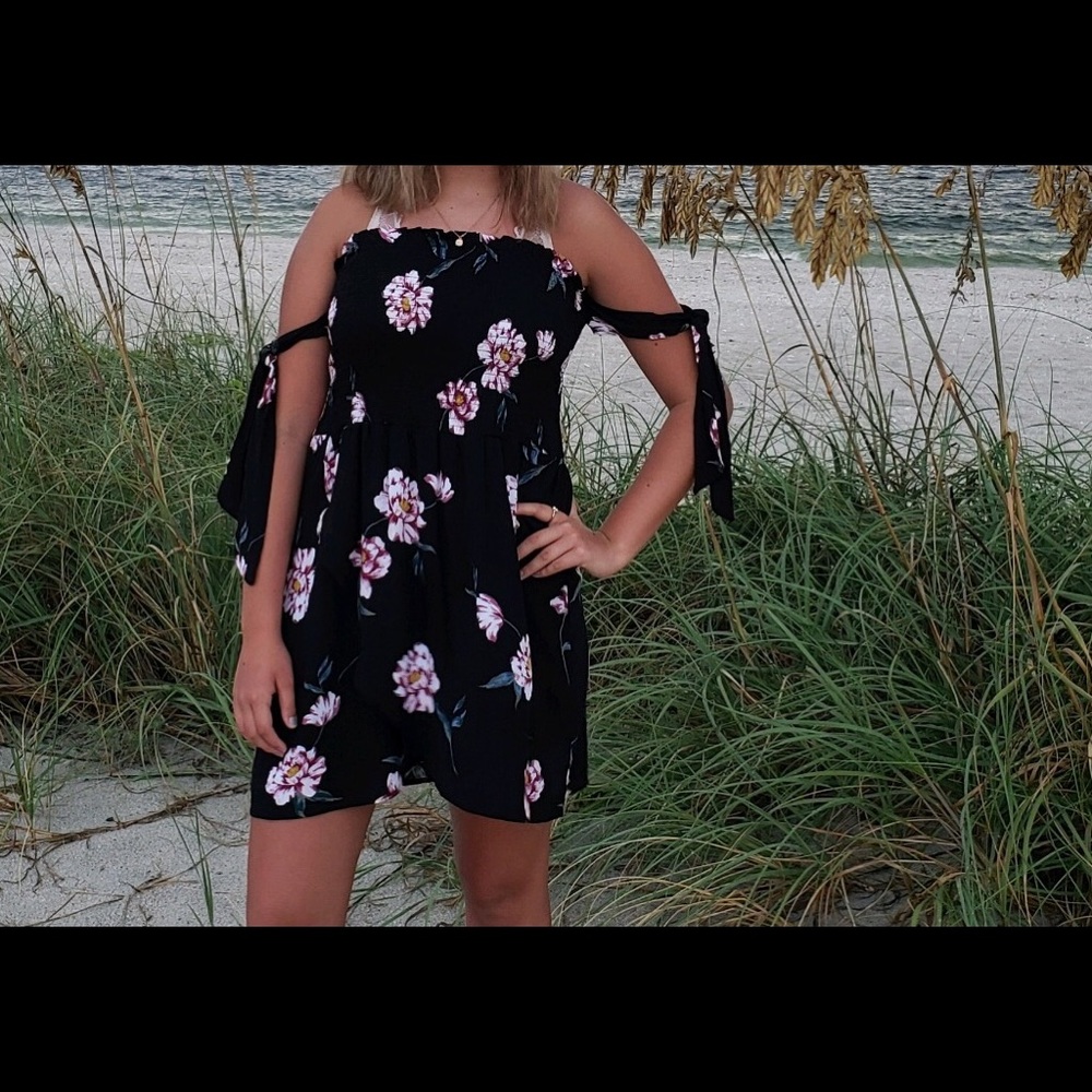 Kendall & Kylie flowy floral dress!